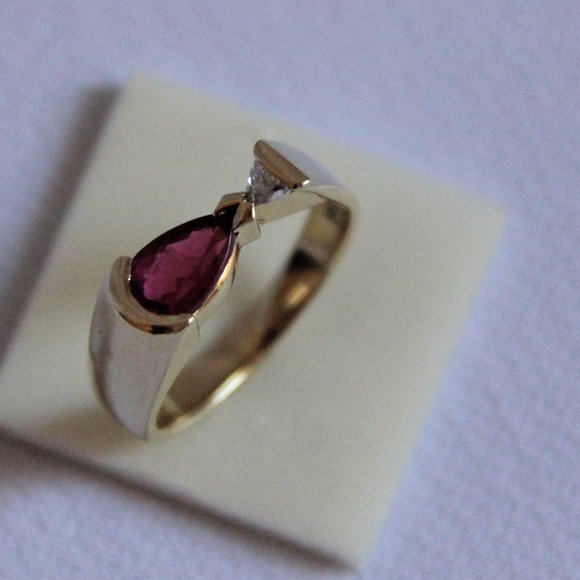 Ladies 14 Kt yellow gold-stamped- Pear shaped Ring - Picture 4 of 8